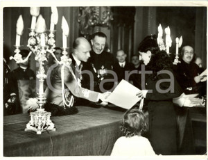 Fotografia d epoca originale 1935 ca MILANO Palazzo MARINO Duca di BERGAMO premia madre Caduto Fotografia 1