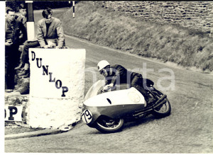 1957 ISOLA DI MAN MOTOCICLISMO Bob McINTYRE su MV AGUSTA classe 350 *Foto