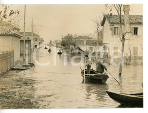 1957 PORTO TOLLE - PILA Strade allagate dall'alluvione - Sfollati in barca *Foto Fotografia d'epoca con didascalia coeva al verso. CONDIZIONI: G (ma lieve alone diffuso; piccola piegatura al margine superiore)FORMATO: 18x13 cm     originale e autentica 1