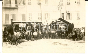 Fotografia d epoca originale 1920 ca NORD ITALIA Cittadini con carretti in una piazza innevata Foto CURIOSA 1