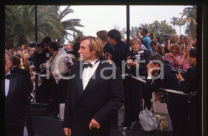 35mm vintage slide* 1988 CANNES Gérard DEPARDIEU Festival del cinema (4) La diapositiva &egrave; stata scattata in occasione del 41&deg; Festival del cinema di Cannes. CONDIZIONI: GOOD Tutti i diritti riservati.E' severamente vietata la riproduzione.  ICharta mette in vendita, sul negozio eBay e in esclusiva sul sito "icharta" il proprio archivio composto da numerose diapositive e negativi fotografici d'epoca, tutti originali e autentici, che attraversano la storia del costume italiano tra gli la fine degli anni Sessanta e Novanta.Si tratta di uno sguardo inedito sull'attualit&agrave;, la politica, la vita quotidiana, il gossip e la cultura, che fotografa il cambiamento della nazione in quest'ultimo scorcio del XX secolo. Un'occasione unica per il mercato del collezionismo, che vede finalmente disponibile un archivio eccezionale per vastit&agrave;, tematiche e condizioni, in un settore (il negativo fotografico e la diapositiva) di assoluta novit&agrave; e dalle interessanti prospettive di investimento.     originale e autentica 1