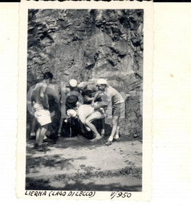 Fotografia d epoca originale 1950 CICLISMO LIERNA LC Scherzi osceni tra corridori alla fontanella Foto 6x9 1