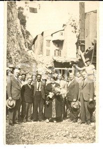 Fotografia d epoca originale 1934 ITALIA Sopravvissuti con mazzo di fiori sul luogo di una frana Foto CURIOSA 1