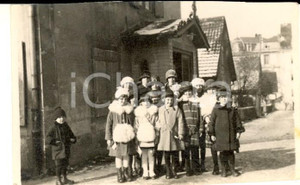 Fotografia d epoca originale 1940 ca AREA LOMBARDA ? Una classe di giovani scolare Foto VINTAGE  8x5 cm 1