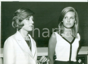 Fotografia d epoca originale 1960 ca MILANO Finaliste PREMIO SPOTORNO  Giulia LAZZARINI e Gabriella FARINON 1