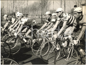 1960 CICLISMO MILANO-SANREMO Franco RONCHI con il gruppo *Foto 24x18 cm