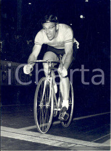 1955 MILANO Mondiali CICLISMO SU PISTA - Arie VAN VLIET vince la prima prova
