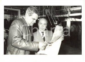 Fotografia d epoca originale 1985 MILANO Francesco ZUZIC esamina una copia di Italia Oggi Foto 24x18 cm 1