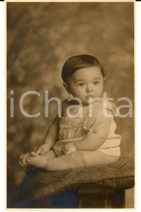 Fotografia d'epoca originale 1920 ca MILANO Bambino di pochi mesi posa su un cuscino *Foto VINTAGE FP 1