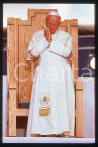 35mm vintage slide*  1993 DENVER - COLORADO Giovanni Paolo II (2)  Diapositiva d'epoca, in formato 35 mm.CONDIZIONI: GOODE' severamente vietata la riproduzione. Tutti i diritti sono riservati.Nella diapositiva ICharta mette in vendita, sul negozio eBay e in esclusiva sul sito "icharta" il proprio archivio composto da numerose diapositive e negativi fotografici d'epoca, tutti originali e autentici, che attraversano la storia del costume italiano tra gli la fine degli anni Sessanta e Novanta.Si tratta di uno sguardo inedito sull'attualit&agrave;, la politica, la vita quotidiana, il gossip e la cultura, che fotografa il cambiamento della nazione in quest'ultimo scorcio del XX secolo. Un'occasione unica per il mercato del collezionismo, che vede finalmente disponibile un archivio eccezionale per vastit&agrave;, tematiche e condizioni, in un settore (il negativo fotografico e la diapositiva) di assoluta novit&agrave; e dalle interessanti prospettive di investimento.  FAIR/discreto   originale e autentica 1