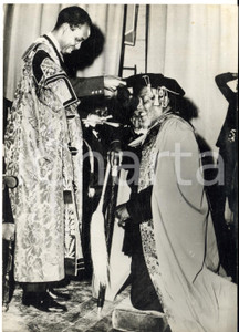 1965 TANZANIA Jomo KENYATTA riceve laurea ad honorem da Julius NYERERE *Foto