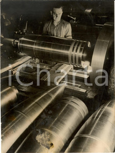 Fotografia d epoca originale 1940 ca GERMANIA WW2 Operaio al tornio in fabbrica di granate Foto DANNEGGIATA 1