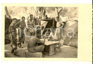 Fotografia d epoca originale 1940 ca WW2 REGIO ESERCITO Una partita a carte in accampamento Foto cartolina 1