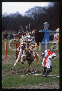 Fotografia d epoca originale 35mm vintage slide 1985 ca CHILHAM CASTLE UK  JOUSTING Tournament 8 1