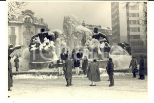 Fotografia d'epoca originale 1956 TORINO Piazza SOLFERINO Ex militari posano con la fontana ghiacciata *Foto 1