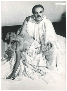 1980 TEATRO Ludovica MODUGNO Gigi ANGELILLO in "Spostamenti d'amore" di Jarry Fotografia originale con didascalia al verso. POOR/danneggiato increspatura al lato destro e residuo cartaceo Formato: 18x24 cm originale e autentica 1