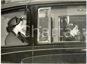 Fotografia d epoca originale 1953 LONDON Royal Family at Marlborough House to visit Queen Mary Photo 20x15 cm 1