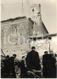 1957 ROBECCO PAVESE Preti davanti alla chiesa distrutta dal tornado *Foto 13x18