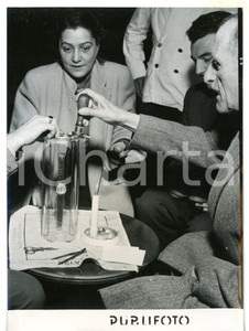 1954 MILANO Fiera Campionaria - Giacomo CALIGARIS sigilla orologio elettronico