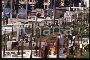 35mm vintage slide*1997 SARAJEVO - GIOVANNI PAOLO II at graveyard (1)  Diapositiva d'epoca, in formato 35 mm.CONDIZIONI: GOODE' severamente vietata la riproduzione. Tutti i diritti sono riservati.Nella diapositiva ICharta mette in vendita, sul negozio eBay e in esclusiva sul sito "icharta" il proprio archivio composto da numerose diapositive e negativi fotografici d'epoca, tutti originali e autentici, che attraversano la storia del costume italiano tra gli la fine degli anni Sessanta e Novanta.Si tratta di uno sguardo inedito sull'attualit&agrave;, la politica, la vita quotidiana, il gossip e la cultura, che fotografa il cambiamento della nazione in quest'ultimo scorcio del XX secolo. Un'occasione unica per il mercato del collezionismo, che vede finalmente disponibile un archivio eccezionale per vastit&agrave;, tematiche e condizioni, in un settore (il negativo fotografico e la diapositiva) di assoluta novit&agrave; e dalle interessanti prospettive di investimento.  FAIR/discreto   originale e autentica 1