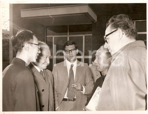 Fotografia d epoca originale 1971 MILANO Via Zama  Delegazione cinese visita inceneritore rifiuti DB Foto 1