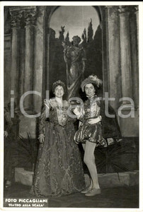 Fotografia d epoca originale 1950 MILANO TEATRO ALLA SCALA Due attrici in costume Foto seriale PICCAGLIANI 1