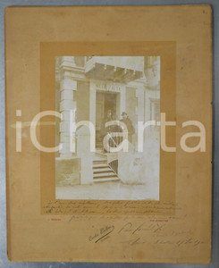 1900 SAN SEBASTIAN Villa Alta *Paul DEROULEDE Marcel HABERT RARE Photo AUTOGRAPH Rara fotografia d'epoca, montata su cartoncino rigido, che mostra i due politici presso Villa Alta, residenza spagnola di Paul D&eacute;roul&egrave;de dopo la condanna all'esilio.In calce &egrave; presente una dedica autografa di Marcel Habert.FOTOGRAFO: J. Moreno - Carlos Leclerc Sucesor - San SebastianFORMATO: 32x40 cmCONDIZIONI: F (scoloritura al cartoncino, con piccolo strappo al lato sinistro e minime mancanze marginali)    originale e autentica 1