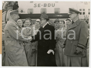 Fotografia d epoca originale 1954 FRANKFURT Walter HALLSTEIN greeting Red Cross chief Professor HUVER Photo 1
