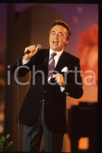 35mm vintage slide* 1990 CANALE 5 Nico FIDENCO C'era una volta il Festival (4)  Diapositiva d'epoca, in formato 35 mm. CONDIZIONI: GOOD  La diapositiva illustra la trasmissione "C'era un volta il Festival", andata in onda nel 1990 su Canale 5. Tutti i diritti riservati.E' severamente vietata la riproduzione. ICharta mette in vendita, sul negozio eBay e in esclusiva sul sito "icharta" il proprio archivio composto da numerose diapositive e negativi fotografici d'epoca, tutti originali e autentici, che attraversano la storia del costume italiano tra gli la fine degli anni Sessanta e Novanta.Si tratta di uno sguardo inedito sull'attualit&agrave;, la politica, la vita quotidiana, il gossip e la cultura, che fotografa il cambiamento della nazione in quest'ultimo scorcio del XX secolo. Un'occasione unica per il mercato del collezionismo, che vede finalmente disponibile un archivio eccezionale per vastit&agrave;, tematiche e condizioni, in un settore (il negativo fotografico e la diapositiva) di assoluta novit&agrave; e dalle interessanti prospettive di investimento.  originale e autentica 1