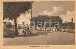 Cartolina originale da collezione 1925 PIZZIGHETTONE (CR) Veduta di Porta MILANO *Cartolina ANIMATA FP NV 1