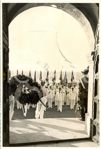 Fotografia d epoca originale 1939 TRIPOLI Marinai II Squadra al Monumento ai Caduti 1