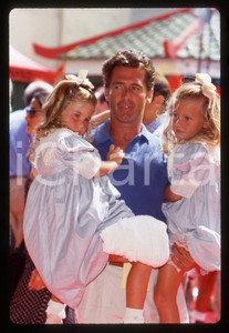 35mm vintage slide* 1993 HOLLYWOOD Jack SCALIA porta le figlie al cinema (3)  Diapositiva d'epoca, in formato 35 mm.CONDIZIONI: GOOD  Nella diapositiva compaiono Jacke Scalia con le figlie Olivia e Jacqueline, in occasione della premi&egrave;re del film "Dennis the Menace", proiettato al Mann's Chinese Theatre di Hollywood il 19 giugno 1993.Tutti i diritti riservati.E' severamente vietata la riproduzione. ICharta mette in vendita, sul negozio eBay e in esclusiva sul sito "icharta" il proprio archivio composto da numerose diapositive e negativi fotografici d'epoca, tutti originali e autentici, che attraversano la storia del costume italiano tra gli la fine degli anni Sessanta e Novanta.Si tratta di uno sguardo inedito sull'attualit&agrave;, la politica, la vita quotidiana, il gossip e la cultura, che fotografa il cambiamento della nazione in quest'ultimo scorcio del XX secolo. Un'occasione unica per il mercato del collezionismo, che vede finalmente disponibile un archivio eccezionale per vastit&agrave;, tematiche e condizioni, in un settore (il negativo fotografico e la diapositiva) di assoluta novit&agrave; e dalle interessanti prospettive di investimento.  originale e autentica 1