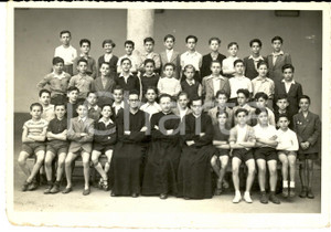 Fotografia d epoca originale 1950 ca MILANO Prima elementare maschile con sacerdoti Foto Mario OLIVI 1