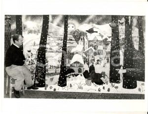 Fotografia d epoca originale 1970 ca TORINO Artista nel suo atelier con un opera Foto HAUS 24x18 cm 1