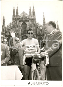 1955 CICLISMO GIRO D'ITALIA MILANO Fausto COPPI al raduno in Piazza Duomo *Foto