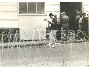 1962 ORANO (ALGERIA) Filo spinato per le vie della città *Foto 18x13 cm