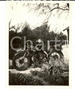 Fotografia d epoca originale 1940 ca MOTOCICLISMO D EPOCA Bambina posa su moto READ Foto VINTAGE 8x11 cm 1