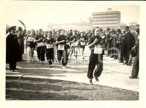 Fotografia d'epoca originale 1936 MILANO La partenza della gara di CROSS femminile 1