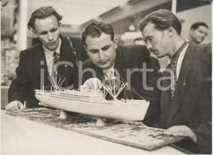 Fotografia d epoca originale 1957 LONDON Model engineers shows their replica of POBEDA russian cargo ship 1