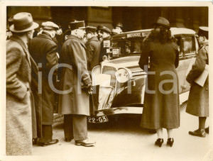 Fotografia d epoca originale 1937 PARIGI F Sciopero dei trasporti  polizia seda lite per un taxi RENAULT 1