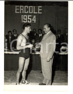 Fotografia d epoca originale 1954 MILANO SOLLEVAMENTO PESI Gara ERCOLE 1954  Vincitore Ruggero RAVENNA Foto 1
