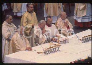 35mm vintage slide* 1978, Vatican, Giovanni Paolo II (4)  Diapositiva d'epoca, in formato 35 mm.CONDIZIONI: GOODE' severamente vietata la riproduzione. Tutti i diritti sono riservati.Nella diapositiva ICharta mette in vendita, sul negozio eBay e in esclusiva sul sito "icharta" il proprio archivio composto da numerose diapositive e negativi fotografici d'epoca, tutti originali e autentici, che attraversano la storia del costume italiano tra gli la fine degli anni Sessanta e Novanta.Si tratta di uno sguardo inedito sull'attualit&agrave;, la politica, la vita quotidiana, il gossip e la cultura, che fotografa il cambiamento della nazione in quest'ultimo scorcio del XX secolo. Un'occasione unica per il mercato del collezionismo, che vede finalmente disponibile un archivio eccezionale per vastit&agrave;, tematiche e condizioni, in un settore (il negativo fotografico e la diapositiva) di assoluta novit&agrave; e dalle interessanti prospettive di investimento.  FAIR/discreto   originale e autentica 1