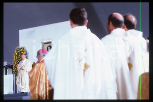 35mm vintage slide* 1994 CATANIA Giovanni Paolo II - Madonna del pianto (11)  Diapositiva d'epoca, in formato 35 mm.CONDIZIONI: GOODE' severamente vietata la riproduzione. Tutti i diritti sono riservati.Nella diapositiva ICharta mette in vendita, sul negozio eBay e in esclusiva sul sito "icharta" il proprio archivio composto da numerose diapositive e negativi fotografici d'epoca, tutti originali e autentici, che attraversano la storia del costume italiano tra gli la fine degli anni Sessanta e Novanta.Si tratta di uno sguardo inedito sull'attualit&agrave;, la politica, la vita quotidiana, il gossip e la cultura, che fotografa il cambiamento della nazione in quest'ultimo scorcio del XX secolo. Un'occasione unica per il mercato del collezionismo, che vede finalmente disponibile un archivio eccezionale per vastit&agrave;, tematiche e condizioni, in un settore (il negativo fotografico e la diapositiva) di assoluta novit&agrave; e dalle interessanti prospettive di investimento.  FAIR/discreto   originale e autentica 1