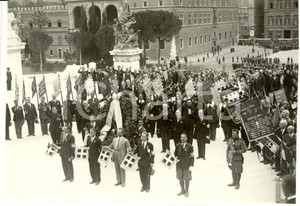 Fotografia d epoca originale 1933 ROMA Cavalieri in congedo rendono omaggio a tomba Milite Ignoto Fotografia 1