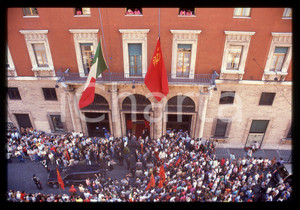 35mm vintage slide* 1990 ROMA Camera ardente Gian Carlo PAJETTA in sede PCI (1)