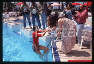 35mm vintage slide* 1994 FESTIVAL CANNES Lucia SARDO bagno in piscina vestita 4