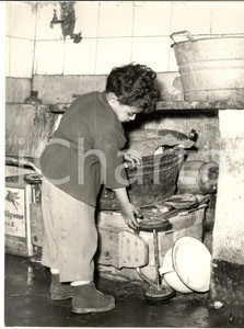 1960 ca COSTUME GENOVA Bambino nella lavanderia di un palazzo popolare - Foto