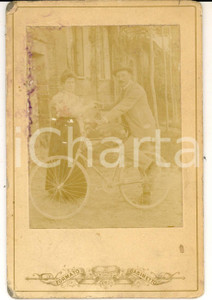Fotografia d epoca originale 1890 ca AREA LOMBARDA Coppia con il marito in bicicletta Foto VINTAGE CURIOSA 1