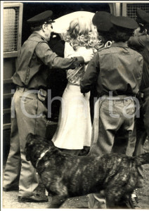 Fotografia d epoca originale 1960 ca MILANO ? Poliziotti arrestano una giovane manifestante Fotografia 1