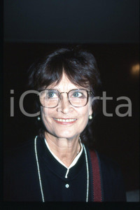 35mm vintage slide* 1994 ITALIA Premio Eleonora Duse - Anna Maria GUARNIERI (44)  Diapositiva d'epoca, in formato 35 mm.CONDIZIONI: GOODE' severamente vietata la riproduzione. Tutti i diritti sono riservati.Nella diapositiva ICharta mette in vendita, sul negozio eBay e in esclusiva sul sito "icharta" il proprio archivio composto da numerose diapositive e negativi fotografici d'epoca, tutti originali e autentici, che attraversano la storia del costume italiano tra gli la fine degli anni Sessanta e Novanta.Si tratta di uno sguardo inedito sull'attualit&agrave;, la politica, la vita quotidiana, il gossip e la cultura, che fotografa il cambiamento della nazione in quest'ultimo scorcio del XX secolo. Un'occasione unica per il mercato del collezionismo, che vede finalmente disponibile un archivio eccezionale per vastit&agrave;, tematiche e condizioni, in un settore (il negativo fotografico e la diapositiva) di assoluta novit&agrave; e dalle interessanti prospettive di investimento.  FAIR/discreto   originale e autentica 1